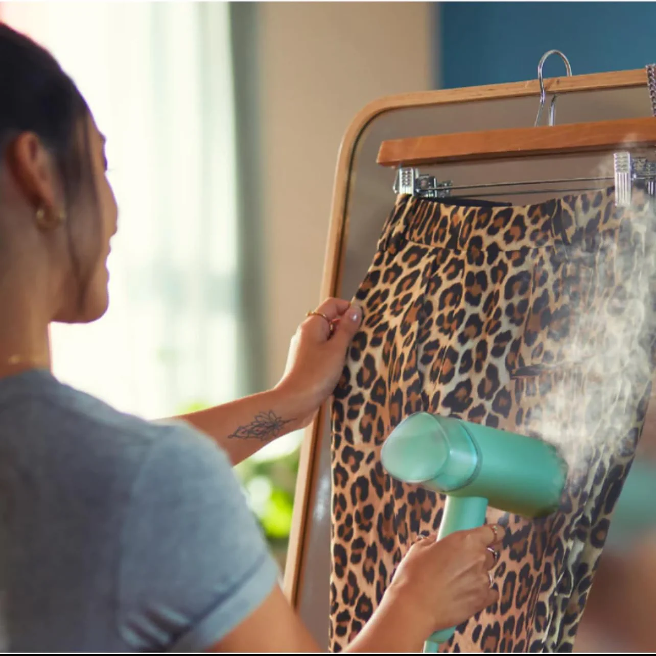 Philips STH3010/70 Garment steamer 1000 Watt Green kills 99.9% Bacteria - Image 2